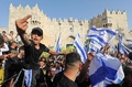 中東エルサレムで、イスラエル国旗を掲げて旧市街のダマスカス門の前に集まったユダヤ人デモ隊（2022年5月29日撮影）。(c)HAZEM BADER / AFP