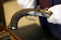 ナポレオン・ボナパルトが所有していた拳銃。仏パリで行われたオークションの内覧会で（2024年6月18日撮影）。(c)Geoffroy VAN DER HASSELT / AFP