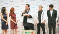 東京・六本木ヒルズで開催された映画『ブラインドネス （Blindness）』記者会見に出席した（左から）出演者の木村佳乃（Kimura Yoshino）とジュリアン・ムーア（Julianne Moore）、ゲストの芝田山親方、フェルナンド・メイレレス（Fernando Meirelles）監督、伊勢谷友介（Yusuke Iseya）（2008年10月20日撮影）。(c)MODE PRESS