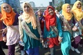 インドネシア・ジャカルタ（Jakarta）で行進に参加した美人コンテスト「ムスリマ・ワールド（Muslimah World）」のファイナリストら（2013年9月15日撮影）。(c)AFP/ADEK BERRY