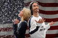 米テレビ局%%NBC%%と米国五輪委員会（%%US Olympic Committee%%、%%USOC%%）が12日、ロサンゼルス（Los Angeles）のスマッシュボックス・スタジオ（Smashbox Studios）でプロモーション用の写真撮影を行い、米国のフィギュアスケート選手などが参加した。写真はカメラに向けてポーズをとるタニス・ベルビン（%%Tanith Belbin%%、左）とベンジャミン・アゴスト（%%Benjamin Agosto%%）。（2009年5月12日撮影）(c)AFP/Getty Images/Harry How