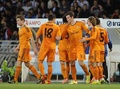 13-14スペイン1部リーグ第32節、レアル・ソシエダ（Real Sociedad）対レアル・マドリード（Real Madrid）。得点を挙げ、チームメートと喜ぶレアル・マドリードのギャレス・ベイル（Gareth Bale、右から3人目、2014年4月5日撮影）。(c)AFP/ANDER GILLENEA