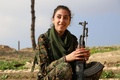 トルコ国境に近いシリアの町カタニヤで、ISと戦うシリア語系キリスト教徒の女性民兵組織、「二つの川の間の土地を守る女性防衛部隊」の訓練キャンプに参加するメンバー（2015年12月1日撮影）。(c)AFP/DELIL SOULEIMAN