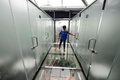 中国中部・湖南省長沙の景勝地、石燕湖にあるガラス張りの公衆トイレの掃除をする清掃員（2016年9月29日撮影）。(c)AFP
