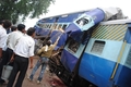 インド中部マディヤプラデシュ（Madhya Pradesh）州シブプリ（Shivpuri）の列車追突現場で切断される車両（2010年9月20日撮影）。(c)AFP