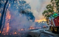 オーストラリア・マーガレットリバー近郊で山火事の消火に当たる消防隊。消防当局提供（2021年12月8日撮影、同10日入手）。(c)AFP PHOTO / SEAN BLOCKSIDGE / WESTERN AUSTRALIA DEPARTMENT OF FIRE AND EMERGENCY SERVICES