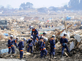 東日本大震災の発生から1か月が過ぎた被災地。写真は岩手県陸前高田市の被災地で、行方不明者の捜索活動を続ける警察官ら（2011年4月15日撮影）。(c)AFP/TOSHIFUMI KITAMURA

&lt;a href=&quot;http://www.afpbb.com/article/disaster-accidents-crime/disaster/2790111/6954516&quot;&gt;&lt;b&gt;【写真特集】地震に襲われた各地の様子&lt;/b&gt;&lt;/a&gt;