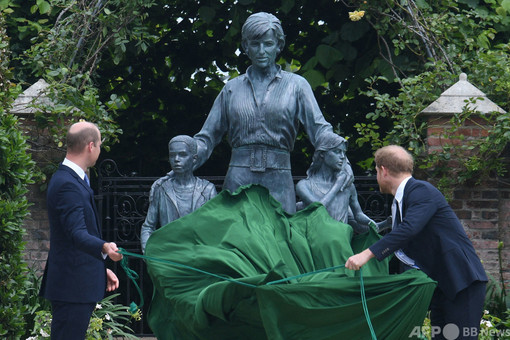 ダイアナ元妃像、ウィリアム・ヘンリー両王子が除幕 母を共に追悼 写真