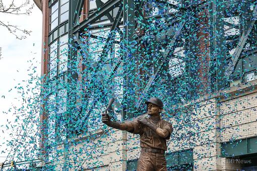 イチローさん2001年球場にて販売、記念モニュメント➕ギフト有 来場者に配布されるイチロー氏のミニチュア版銅像（マリナーズの公式X