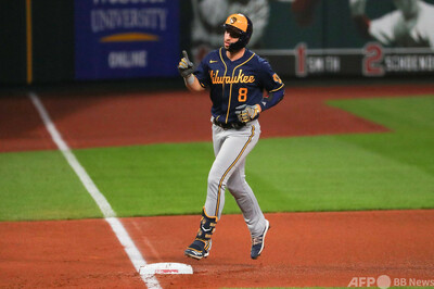 ファッションなデザイン ブルワーズ一筋のブラウンが現役引退 写真1 11年のナ・リーグMVP 記念グッズ