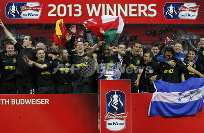 2013 FAカップファイナル　フラッグ　マンチェスターシティvsウィガン Wigan Win the FA Cup in 88th Minute! | Manchester City 0-1