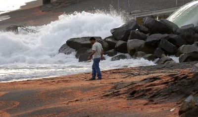 チリ海岸に大量の小エビ打ち上げられる、一帯真っ赤に