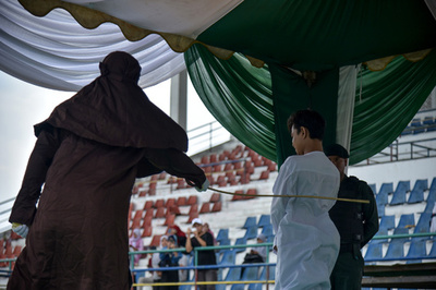 イスラム法違反で男女3人にむち打ち刑、インドネシア・アチェ州