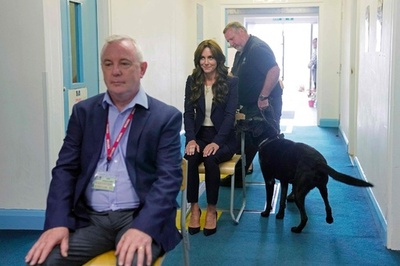 キャサリン皇太子妃、刑務所を視察 探知犬による検査も