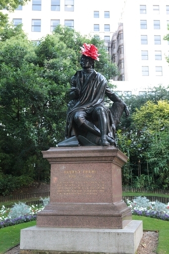 ロンドンの銅像、「デザイナー帽子」でおめかし