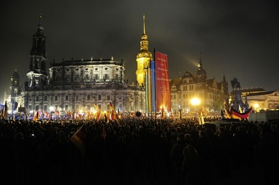 移民問題、独で賛否両派が大規模デモ 衝突で1人重傷
