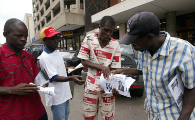 ジンバブエ下院議員選、与党の過半数割れ確実