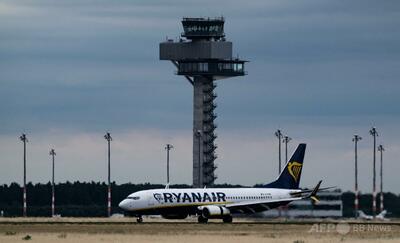 格安航空ライアンエア機で飛行中に窓脱落、男性客があわや機外に