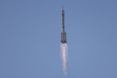 中国、有人宇宙船「神舟12号」が宇宙ステーションから分離し、17日に地球に帰還