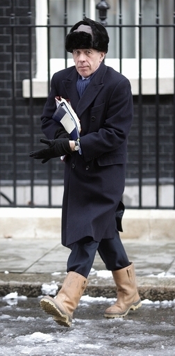 「ナイジェリアで財布なくしたから送金して」、英司法相をかたった振り込め詐欺