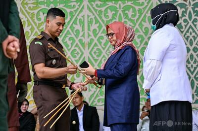 婚外交渉の男女に公開むち打ち刑 インドネシア・アチェ州