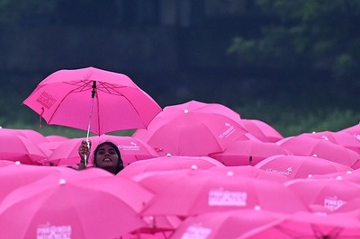 【今日の1枚】傘で描くピンクリボン インド