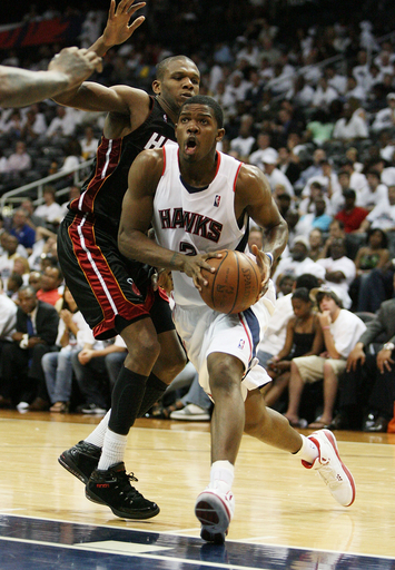 ホークス 10年ぶりの準決勝に王手、NBAプレーオフ