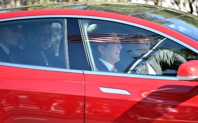 安倍首相、テスラ・モーターズやフェイスブックの本社を視察