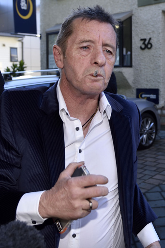 AC/DC元ドラマー、禁酒破る 自宅拘禁の条件