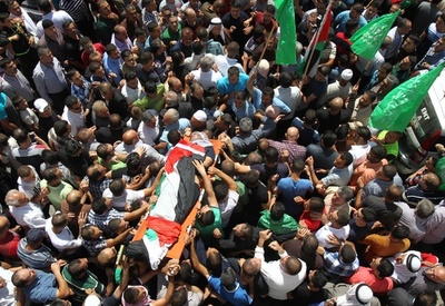 パレスチナ男性がイスラエル刑務所で死亡、葬列に4000人