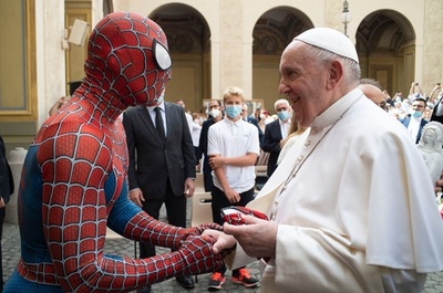 ローマ教皇、「スパイダーマン」と握手 マスク受け取る