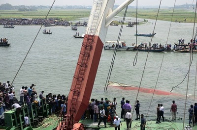 バングラデシュの連絡船沈没、死者26人に