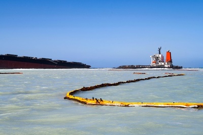 モーリシャス、座礁船体の3分の2回収を検討 天候は荒れ模様の予報