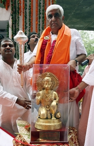 ＜08米大統領選挙＞インドのオバマファン、ハヌマーン像をプレゼント