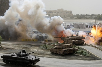 迫力満点！対テロ戦想定の軍事ショー、UAEの兵器見本市で披露