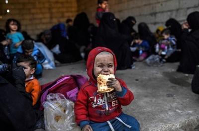 シリア・ラッカでISへの空爆激化、民間人数十人が脱出