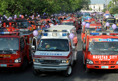 消防・救急車両100台が大集合、フィリピン式「火の用心」パトロール