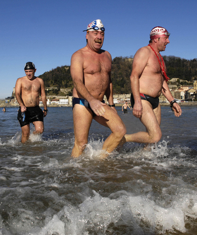 スペインでも、新年祝い寒中水泳大会