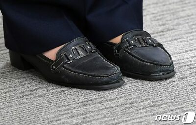 新型コロナ対策、覚悟を物語る“底がすり減った靴” [韓国記者コラム]