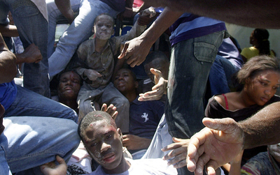 ハイチで学校校舎が倒壊、児童・生徒ら80人以上が死亡 まだ多数が下敷き