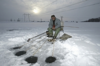 ロシア、氷盤がオホーツク海に漂流、釣り客多数が取り残される