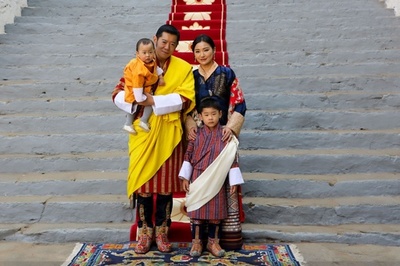 ブータン国王一家の写真公開、新年に合わせて