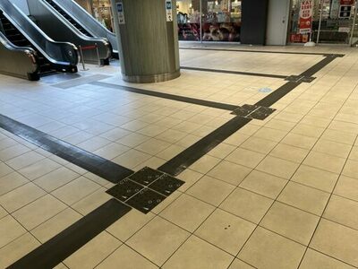 【商業施設初のインクルーシブな移動環境を実現】視覚障害者の声をきっかけに、しゃべる点字ブロック「コード化点字ブロック」を東京・錦糸町の商業ビル「楽天地ビル」地下フロア～地上2階で敷設。8月8日は体験会を開催