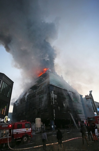 韓国中部のビルで大規模火災、29人死亡 26人負傷