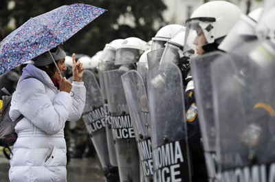緊縮策反対デモで警官隊と衝突、ギリシャ