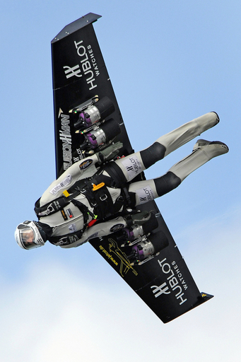 人間ジェット機「フュージョンマン」、イギリス海峡横断へ