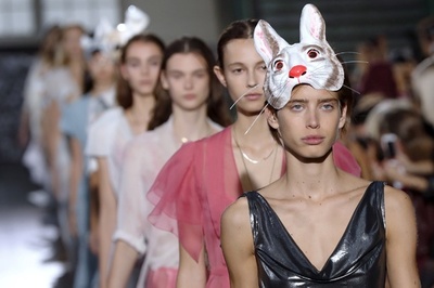 笑顔はご法度？ トップモデルが無表情を貫く理由