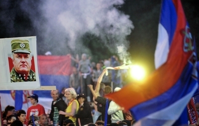 ムラディッチ被告、虐殺関与を否定 セルビアでは1万人抗議集会