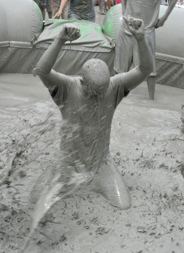 夏恒例の泥んこ祭り、美容にもオススメ