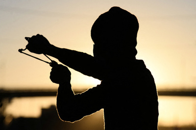 13歳少年、妹さらおうとした男をパチンコで撃退 米